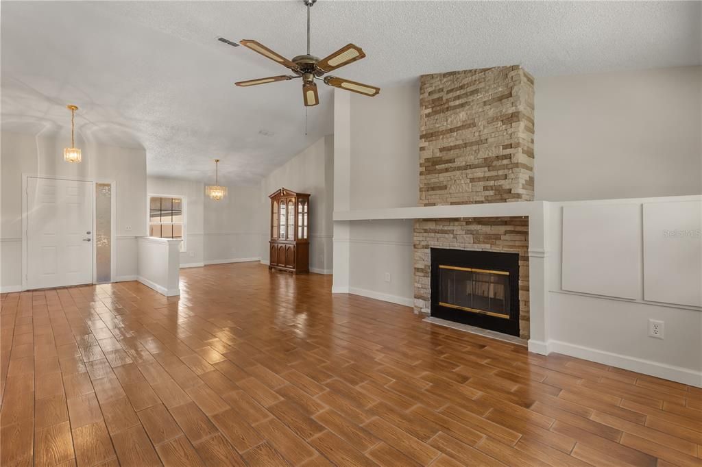 For Sale: $500,000 (4 beds, 2 baths, 2212 Square Feet)