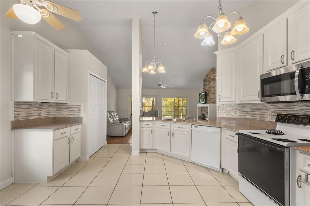 For Sale: $500,000 (4 beds, 2 baths, 2212 Square Feet)