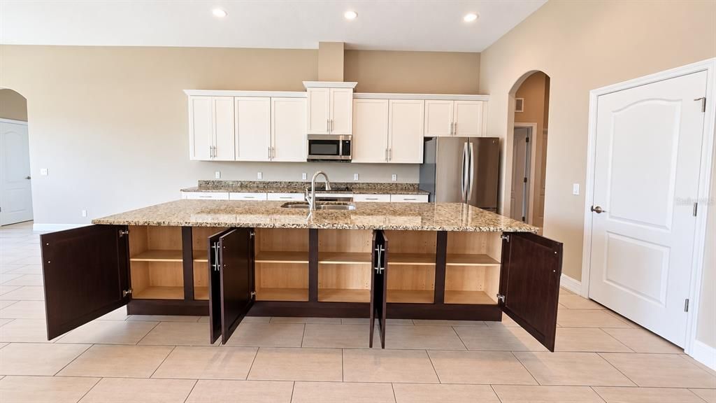 For Sale: $925,000 (6 beds, 4 baths, 4142 Square Feet)