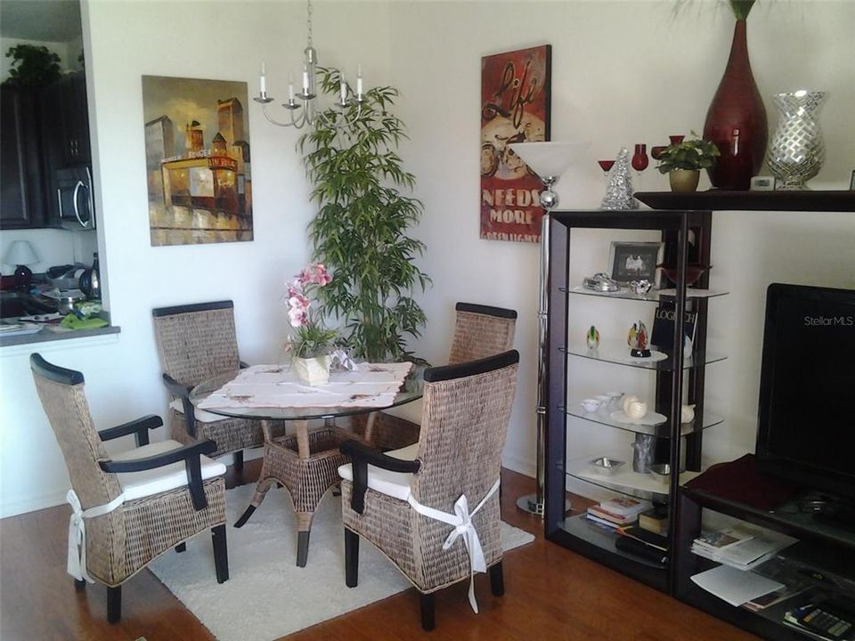For Sale: $298,000 (2 beds, 2 baths, 1228 Square Feet)