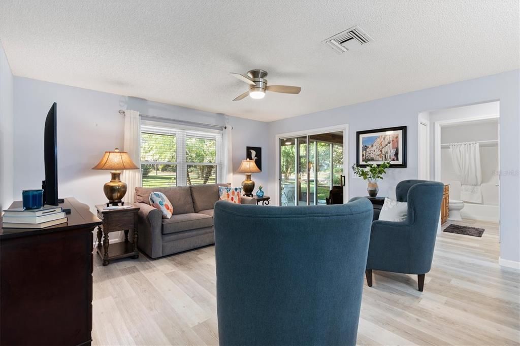 For Sale: $315,000 (2 beds, 2 baths, 1066 Square Feet)