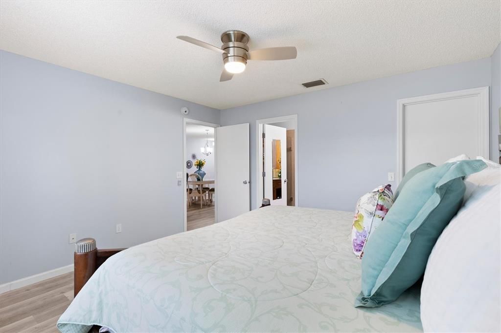 For Sale: $315,000 (2 beds, 2 baths, 1066 Square Feet)