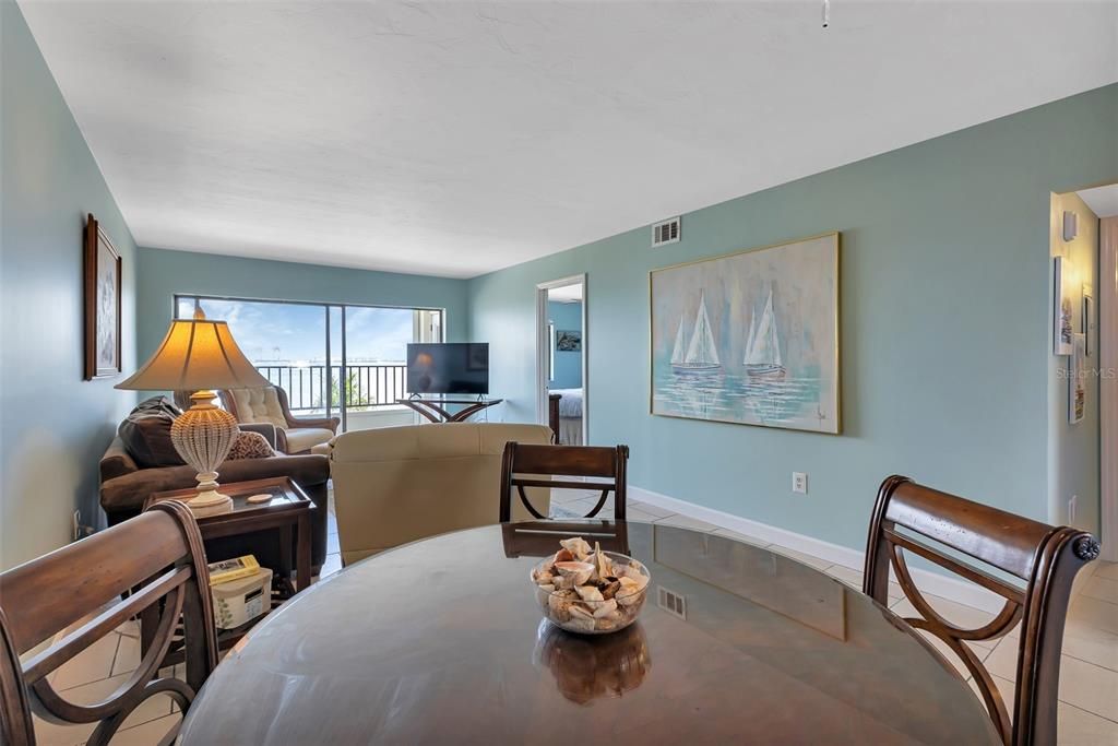 For Sale: $299,000 (2 beds, 2 baths, 988 Square Feet)