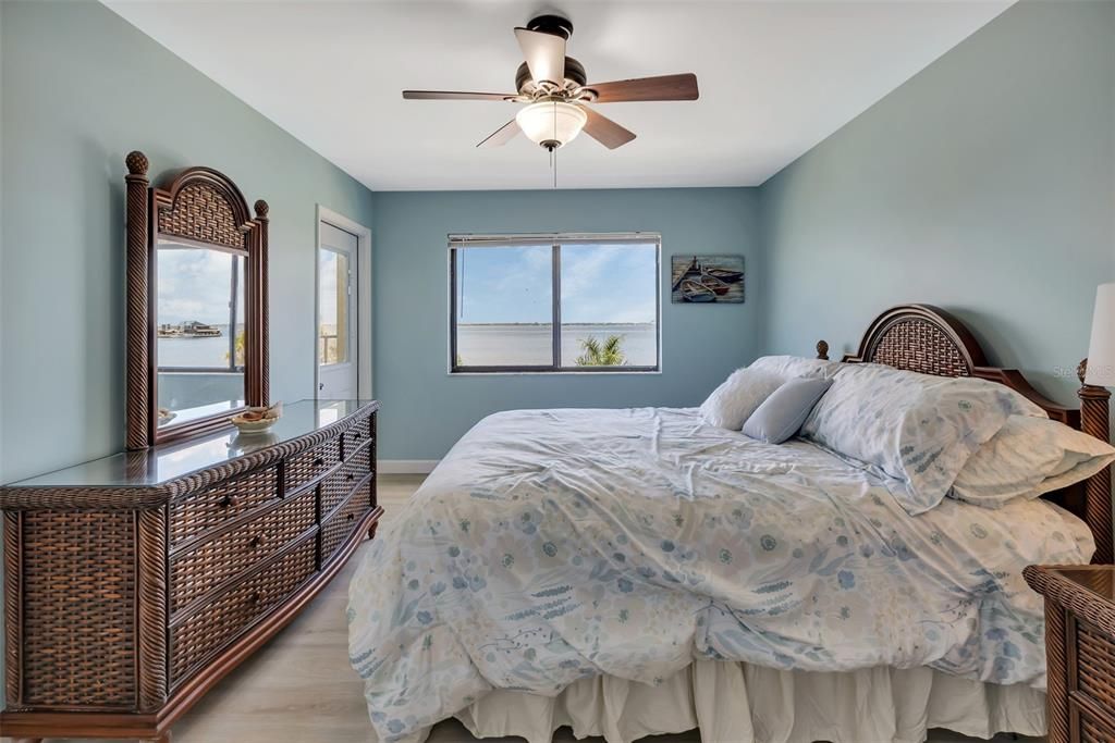 For Sale: $299,000 (2 beds, 2 baths, 988 Square Feet)