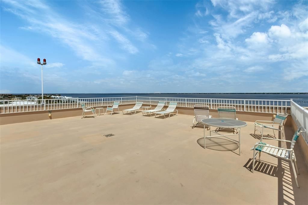 For Sale: $299,000 (2 beds, 2 baths, 988 Square Feet)