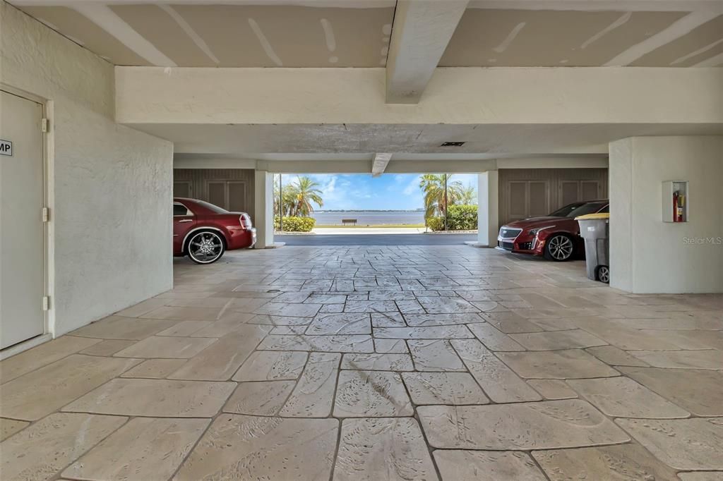 For Sale: $299,000 (2 beds, 2 baths, 988 Square Feet)