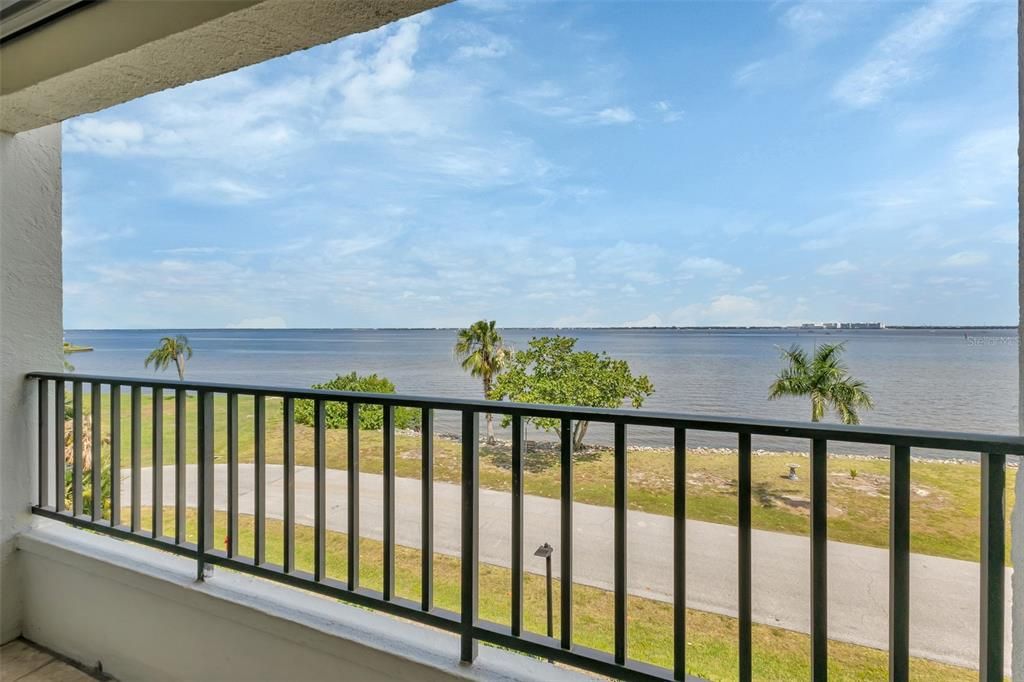 For Sale: $299,000 (2 beds, 2 baths, 988 Square Feet)