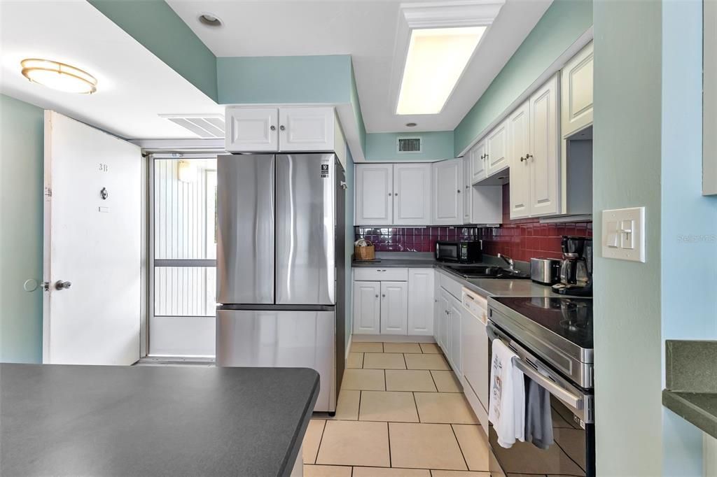 For Sale: $299,000 (2 beds, 2 baths, 988 Square Feet)