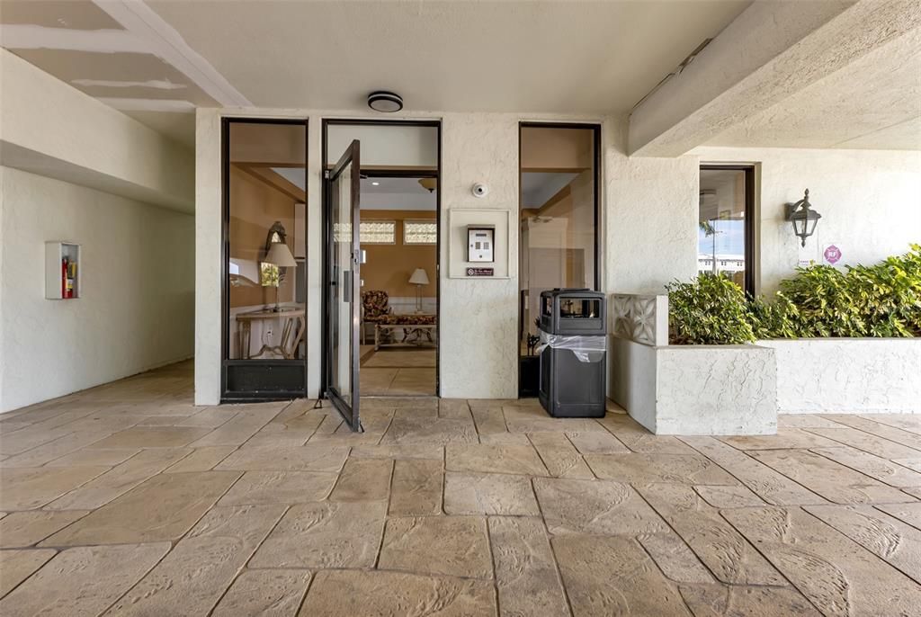 For Sale: $299,000 (2 beds, 2 baths, 988 Square Feet)