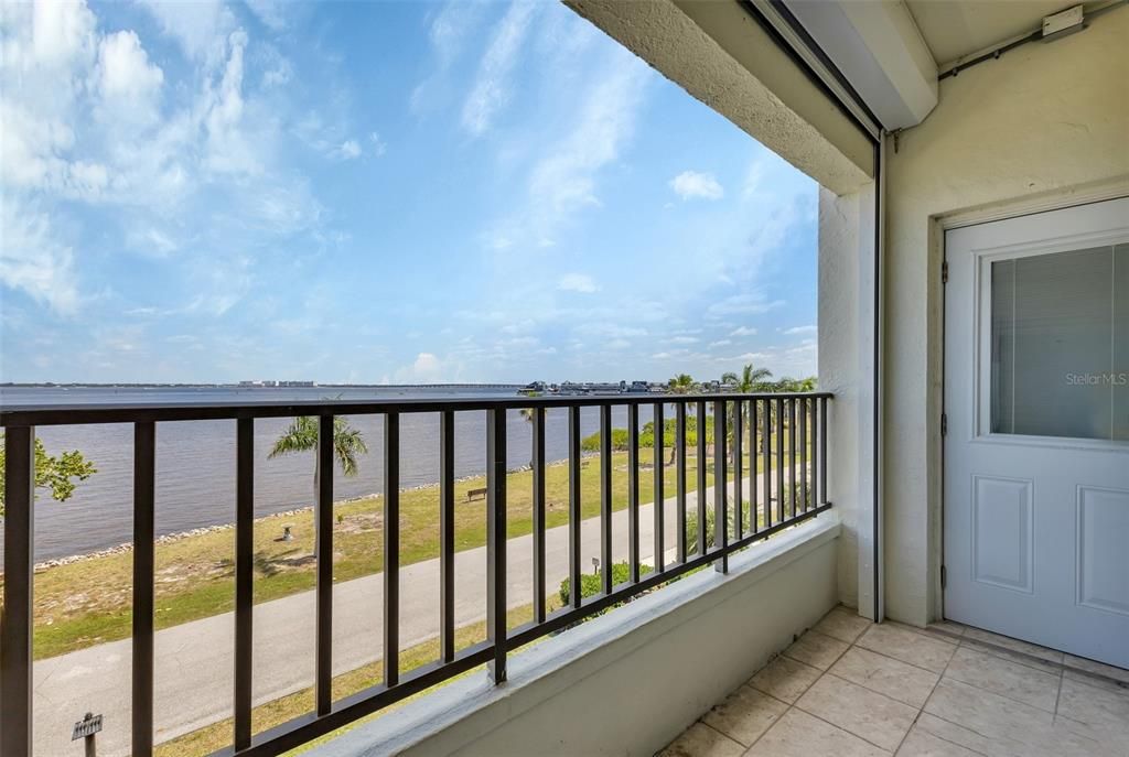 For Sale: $299,000 (2 beds, 2 baths, 988 Square Feet)
