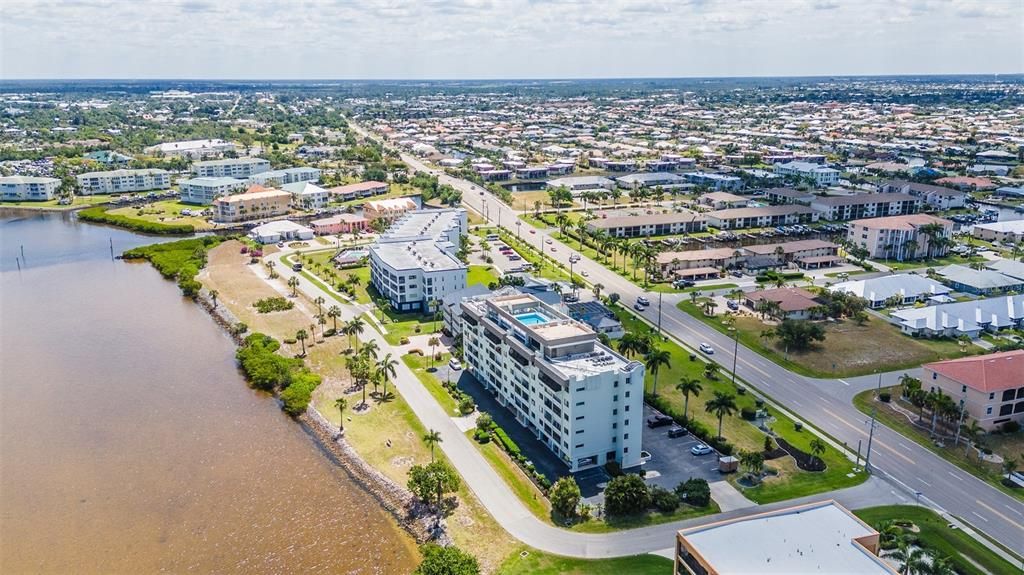 For Sale: $299,000 (2 beds, 2 baths, 988 Square Feet)
