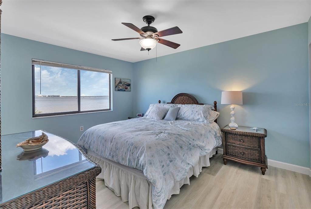 For Sale: $299,000 (2 beds, 2 baths, 988 Square Feet)