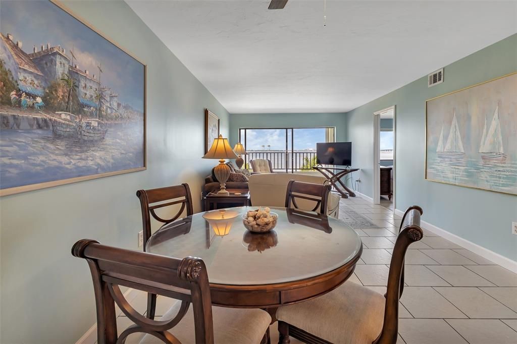 For Sale: $299,000 (2 beds, 2 baths, 988 Square Feet)