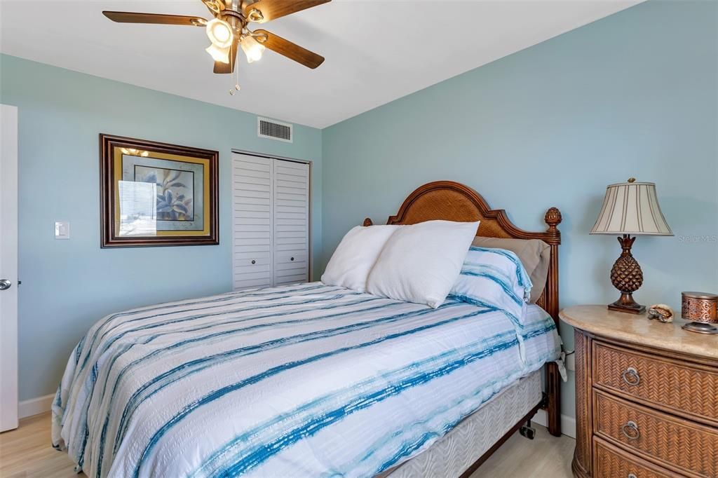 For Sale: $299,000 (2 beds, 2 baths, 988 Square Feet)