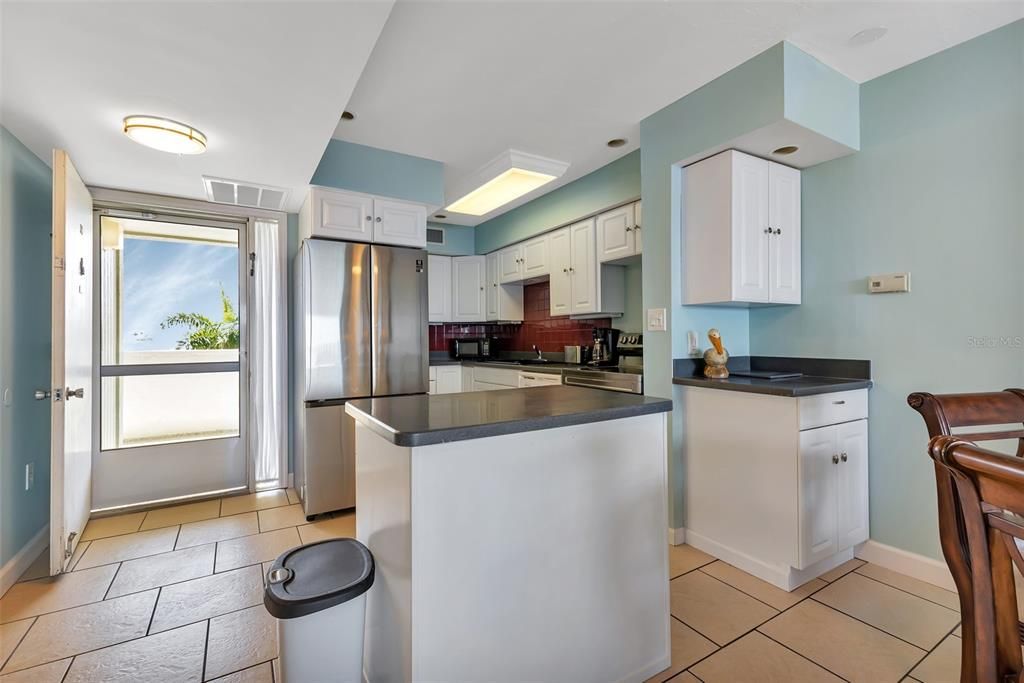 For Sale: $299,000 (2 beds, 2 baths, 988 Square Feet)