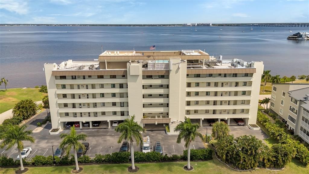For Sale: $299,000 (2 beds, 2 baths, 988 Square Feet)
