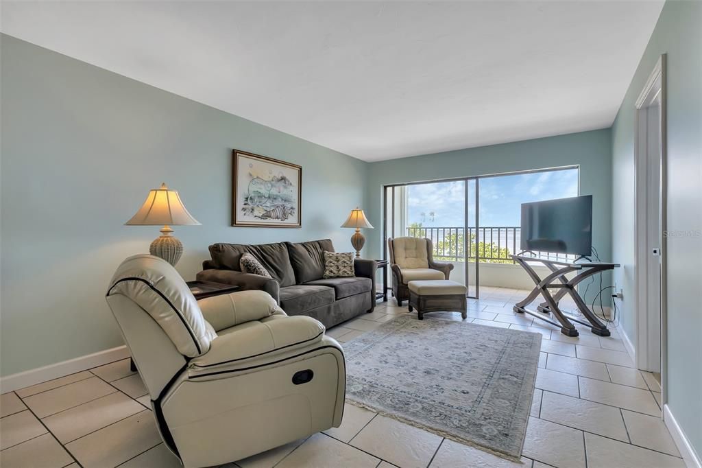 For Sale: $299,000 (2 beds, 2 baths, 988 Square Feet)