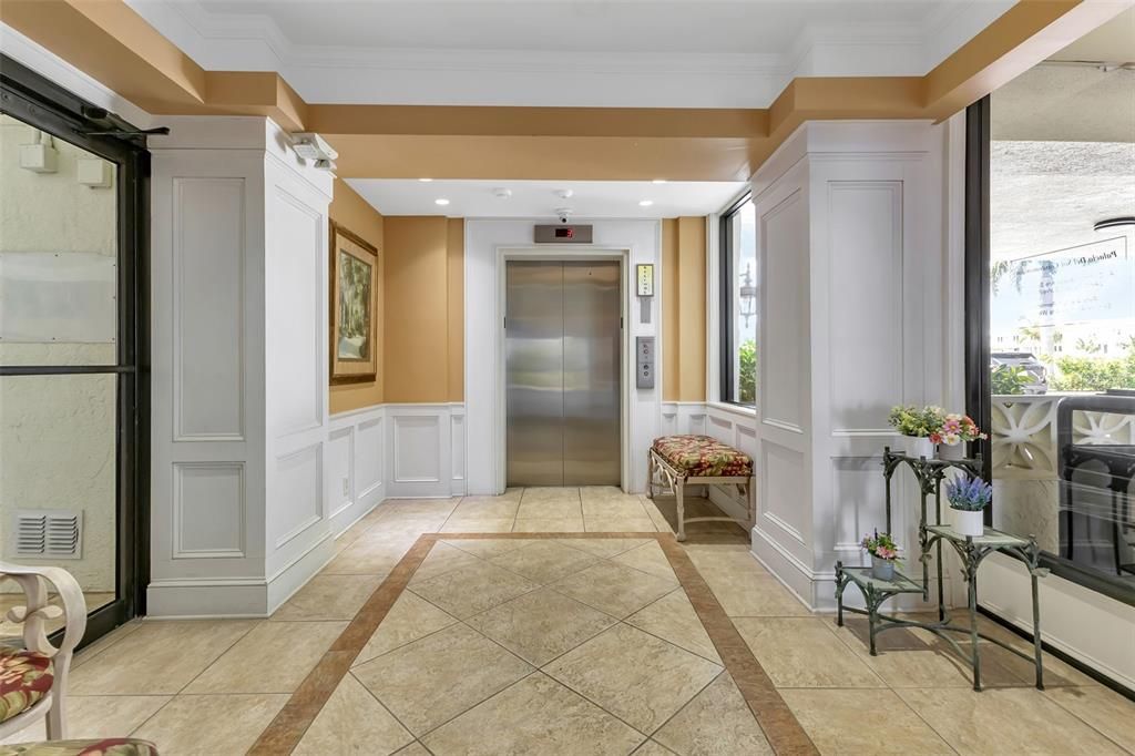 For Sale: $299,000 (2 beds, 2 baths, 988 Square Feet)