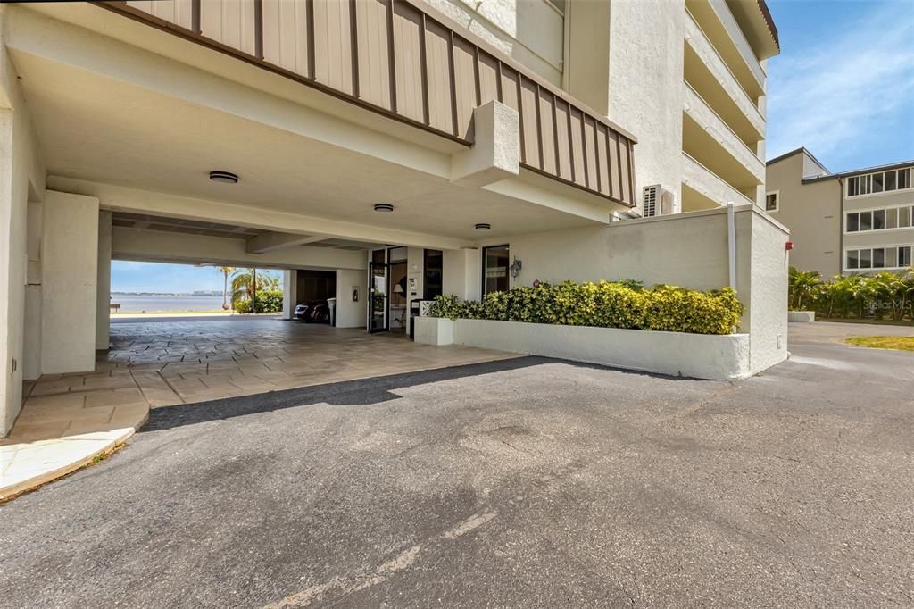 For Sale: $299,000 (2 beds, 2 baths, 988 Square Feet)
