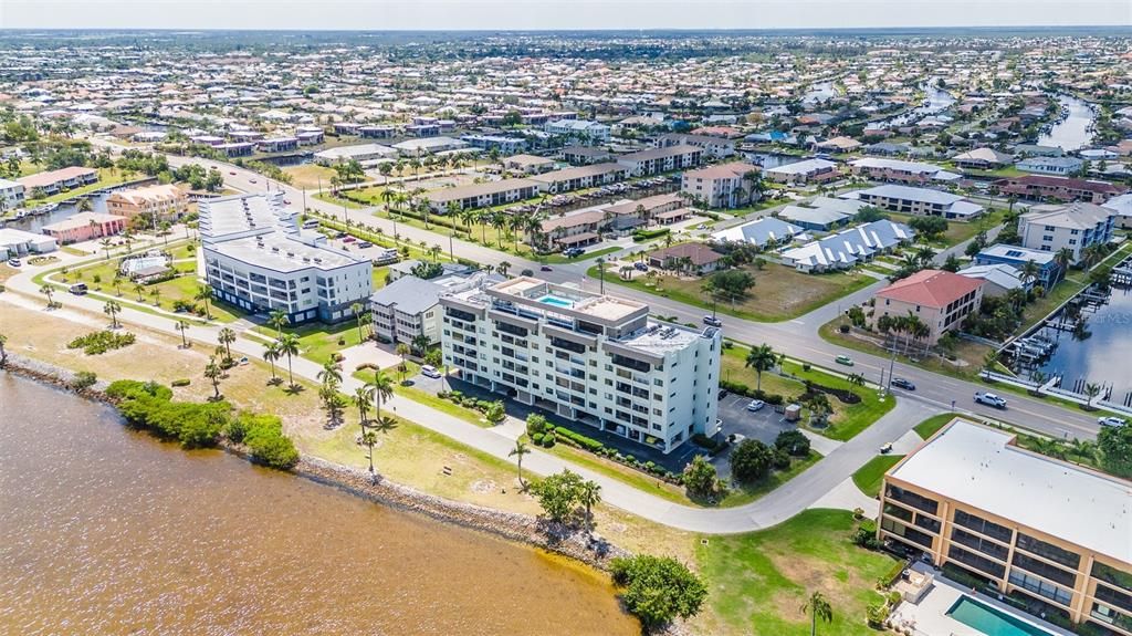 For Sale: $299,000 (2 beds, 2 baths, 988 Square Feet)