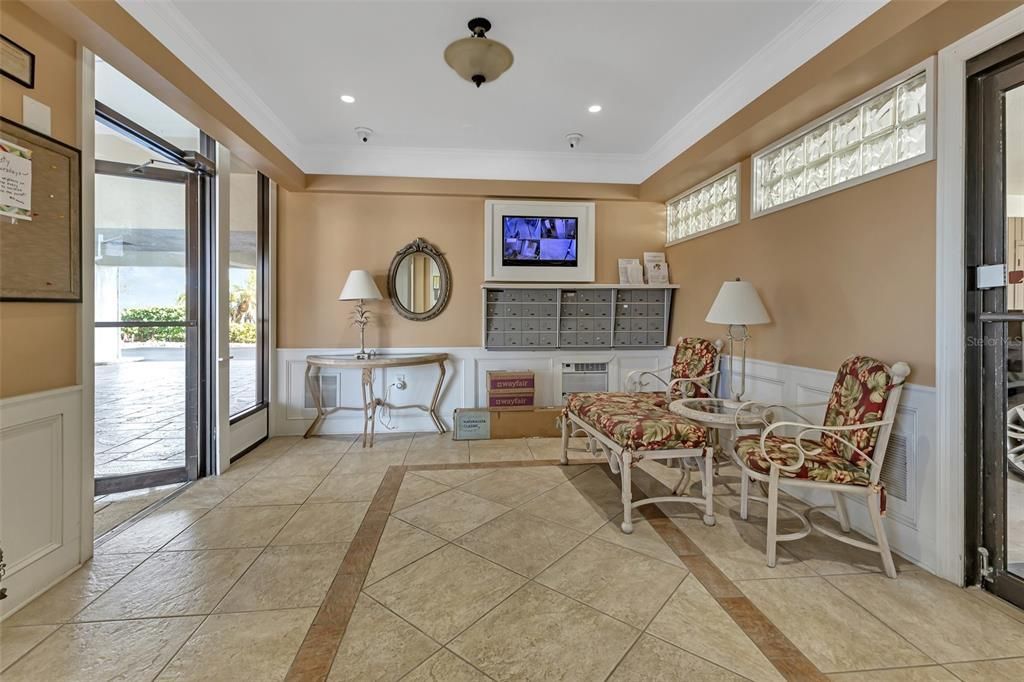 For Sale: $299,000 (2 beds, 2 baths, 988 Square Feet)
