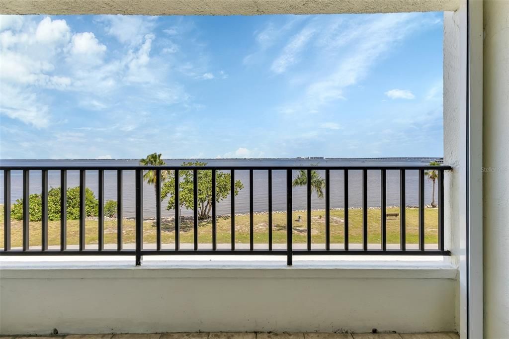 For Sale: $299,000 (2 beds, 2 baths, 988 Square Feet)