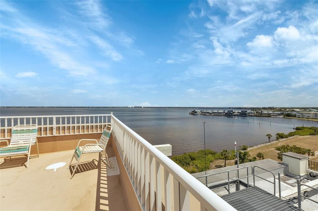 For Sale: $299,000 (2 beds, 2 baths, 988 Square Feet)