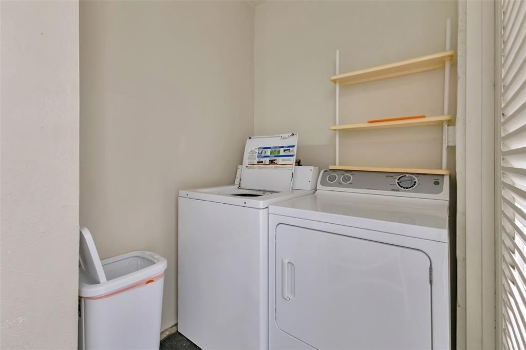 For Sale: $299,000 (2 beds, 2 baths, 988 Square Feet)