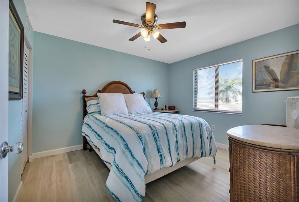 For Sale: $299,000 (2 beds, 2 baths, 988 Square Feet)
