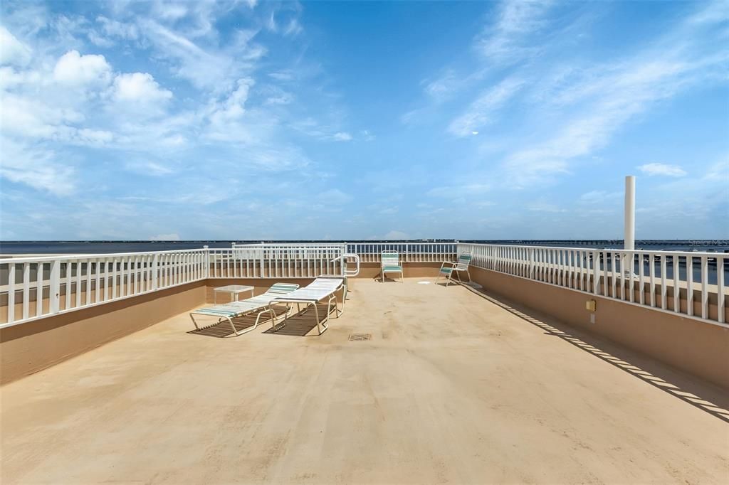 For Sale: $299,000 (2 beds, 2 baths, 988 Square Feet)