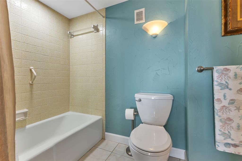 For Sale: $299,000 (2 beds, 2 baths, 988 Square Feet)
