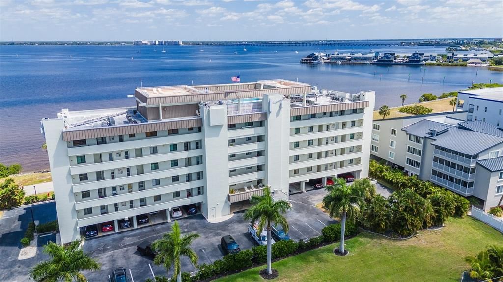 For Sale: $299,000 (2 beds, 2 baths, 988 Square Feet)