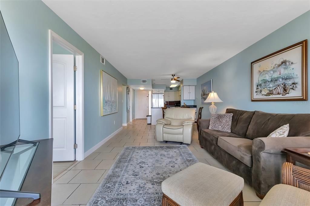 For Sale: $299,000 (2 beds, 2 baths, 988 Square Feet)