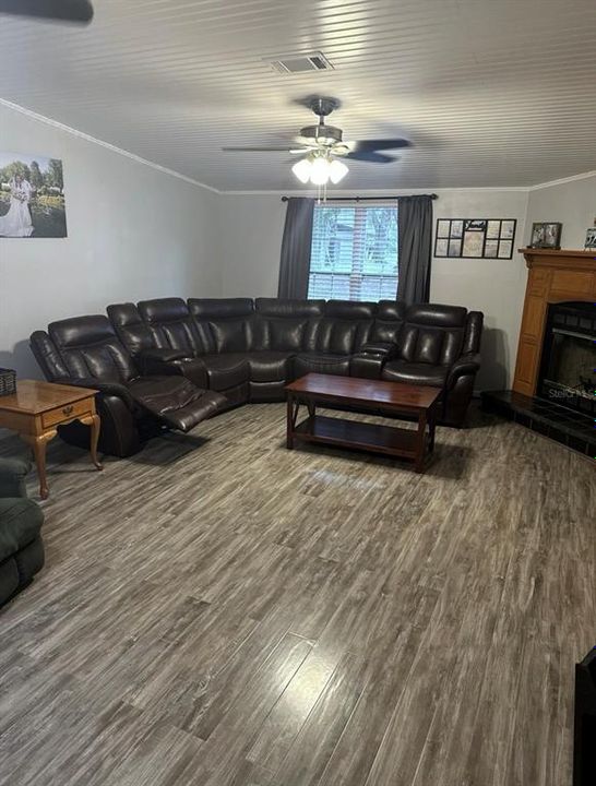 For Sale: $229,999 (3 beds, 2 baths, 1701 Square Feet)