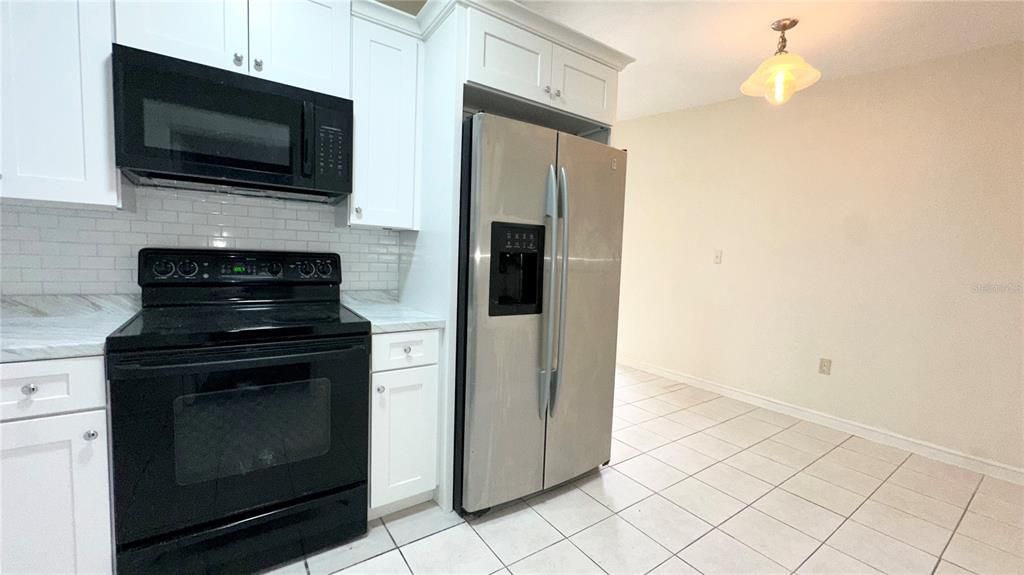For Rent: $2,150 (2 beds, 1 baths, 888 Square Feet)