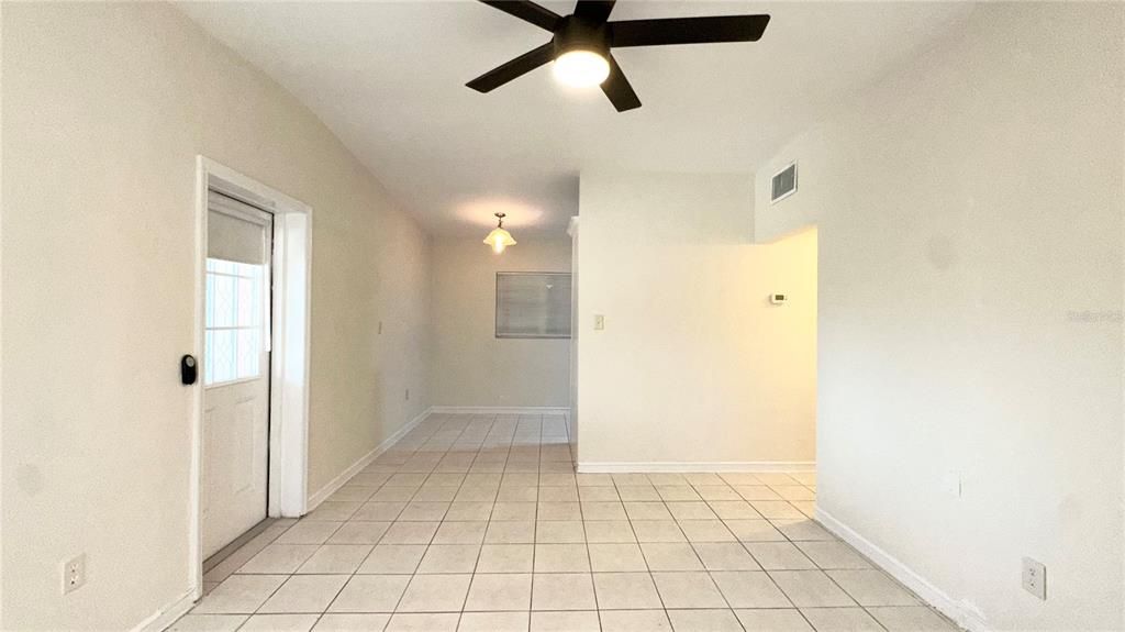 For Rent: $2,150 (2 beds, 1 baths, 888 Square Feet)