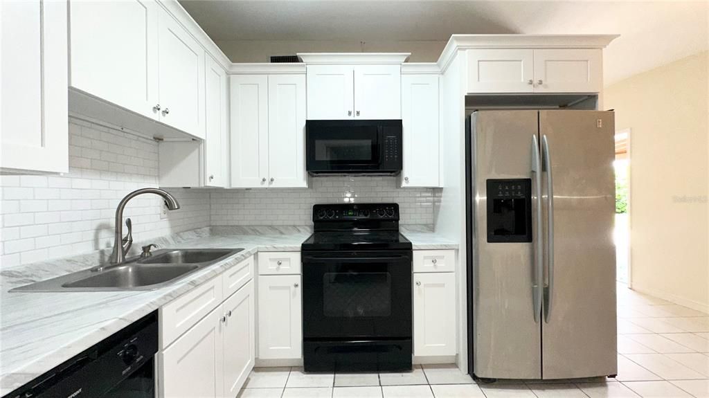 For Rent: $2,150 (2 beds, 1 baths, 888 Square Feet)