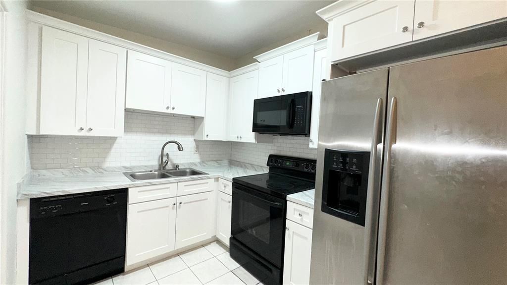 For Rent: $2,150 (2 beds, 1 baths, 888 Square Feet)