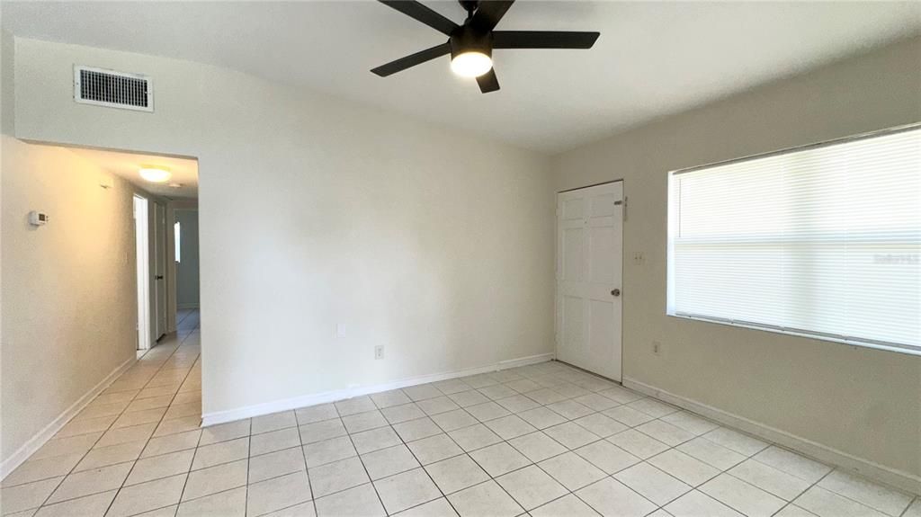 For Rent: $2,150 (2 beds, 1 baths, 888 Square Feet)