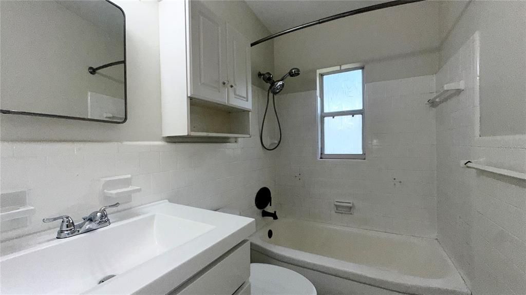 For Rent: $2,150 (2 beds, 1 baths, 888 Square Feet)