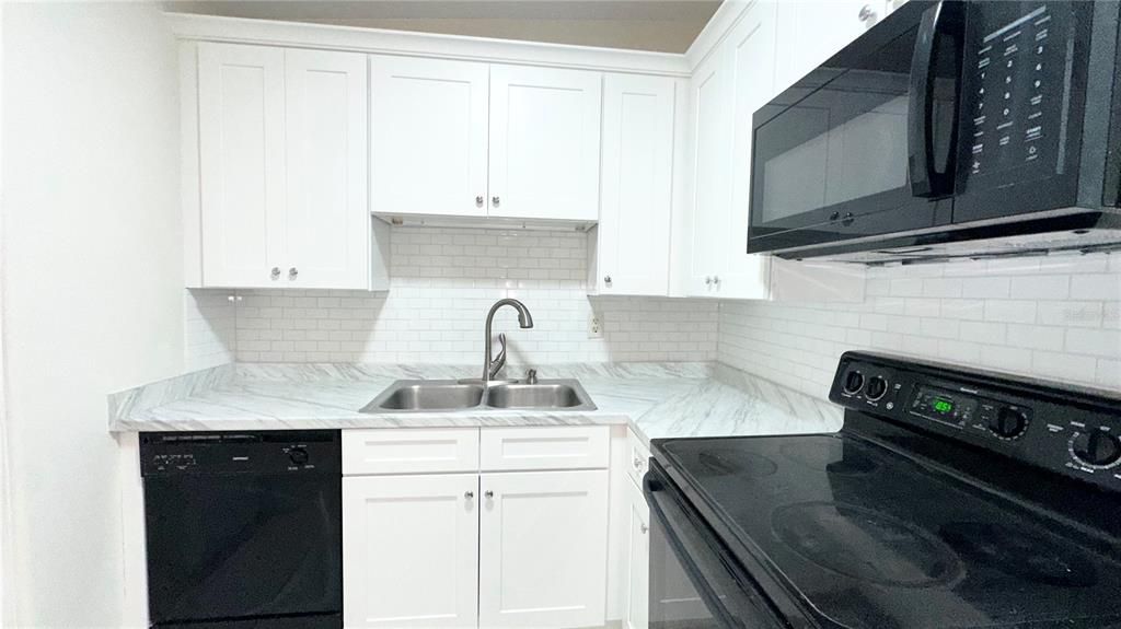 For Rent: $2,150 (2 beds, 1 baths, 888 Square Feet)