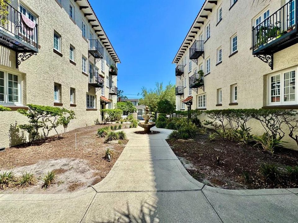For Rent: $1,979 (1 beds, 1 baths, 641 Square Feet)