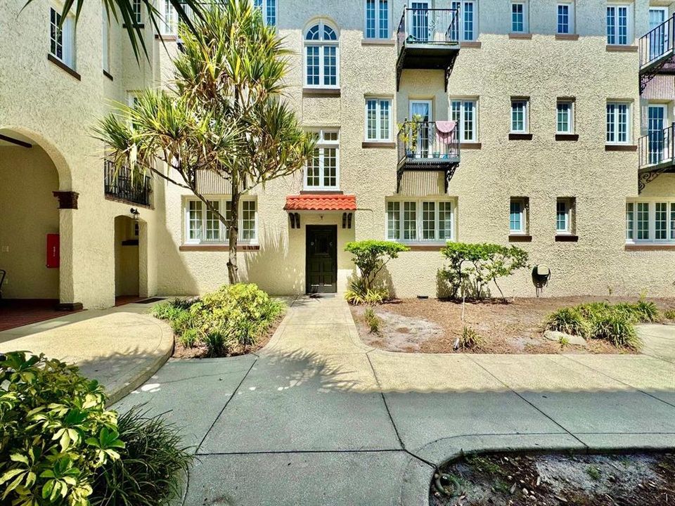 For Rent: $1,979 (1 beds, 1 baths, 641 Square Feet)