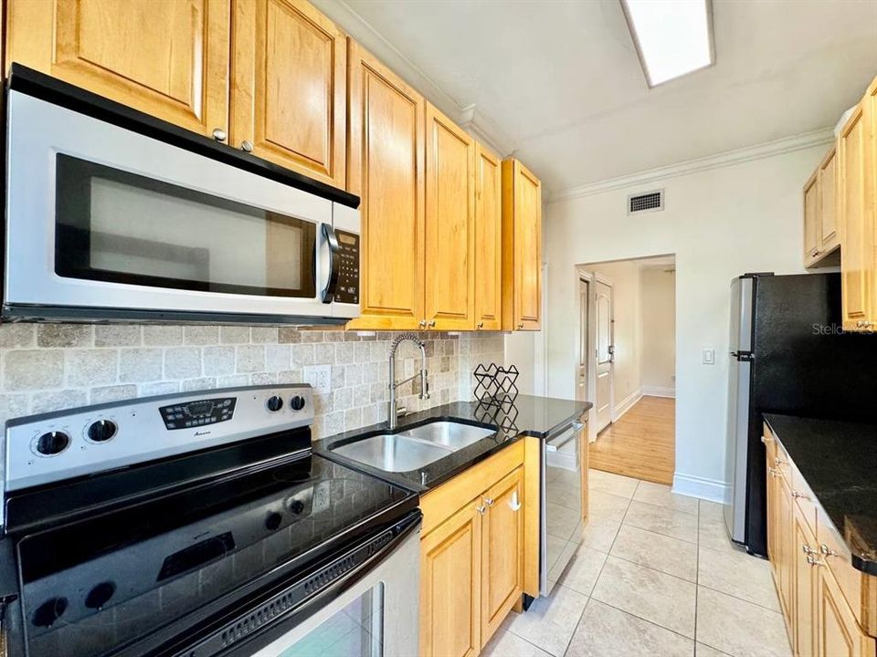For Rent: $1,979 (1 beds, 1 baths, 641 Square Feet)