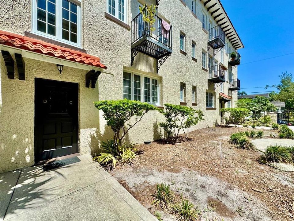 For Rent: $1,979 (1 beds, 1 baths, 641 Square Feet)