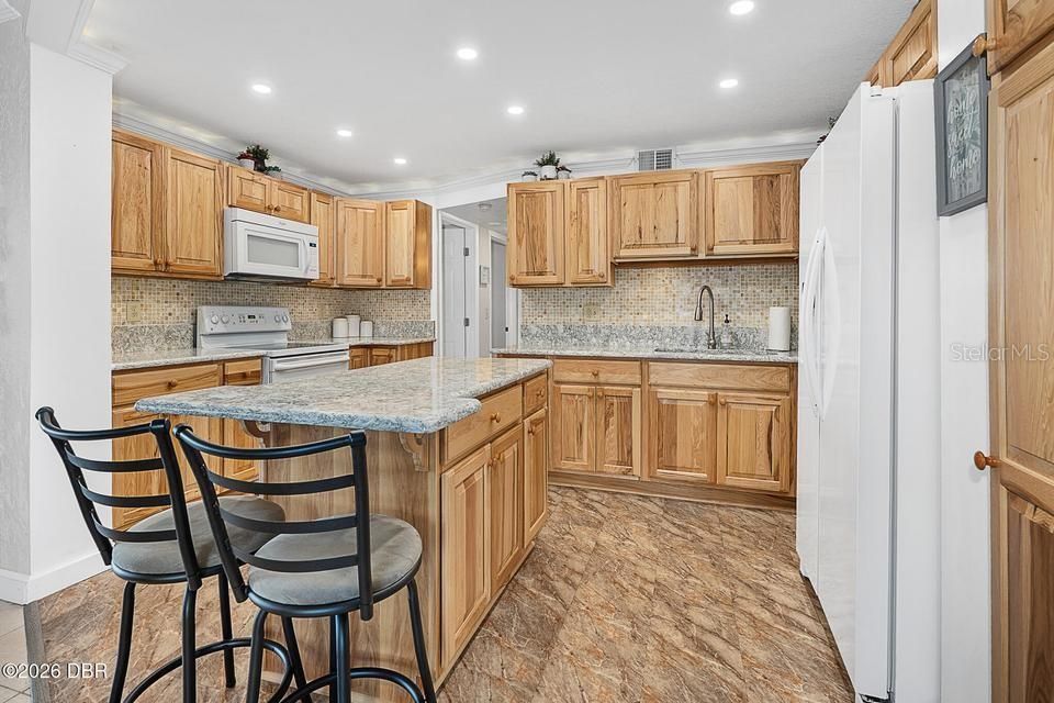 For Sale: $295,000 (2 beds, 2 baths, 1225 Square Feet)