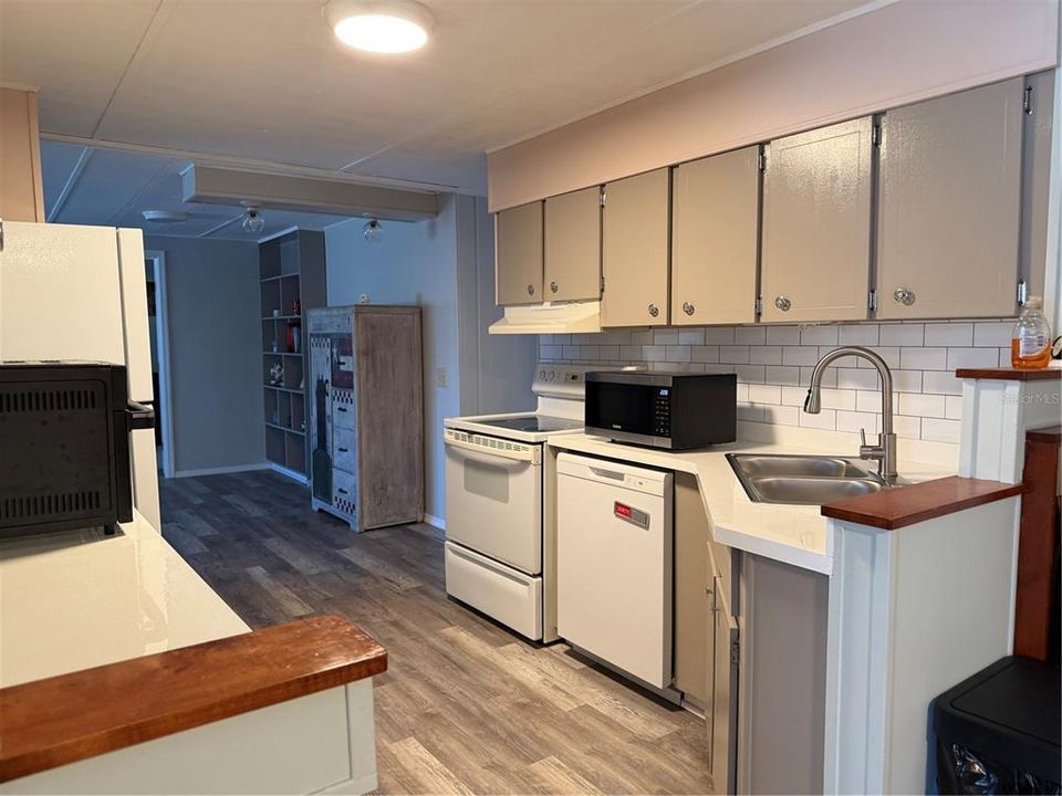 For Sale: $174,900 (2 beds, 2 baths, 1377 Square Feet)