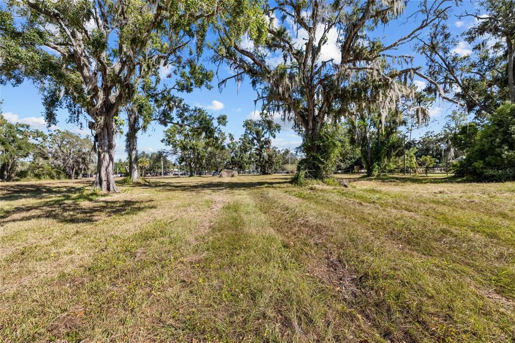 待售: $2,245,000 (3.23 acres)