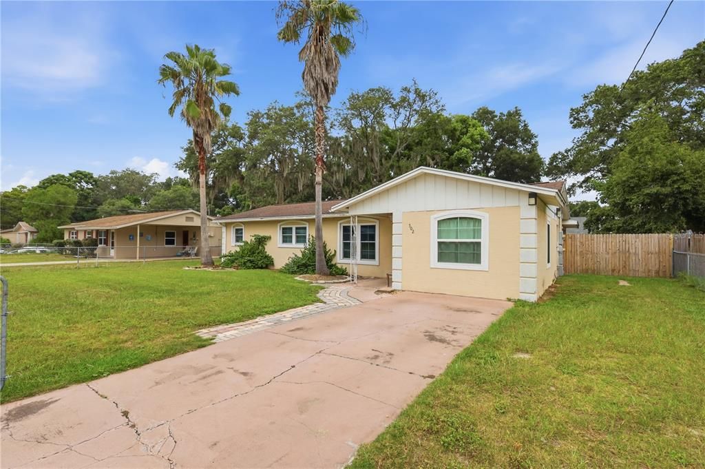 Activo con contrato: $260,000 (4 camas, 1 baños, 1692 Pies cuadrados)