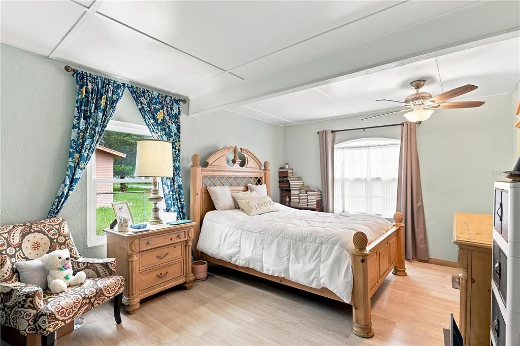 Activo con contrato: $260,000 (4 camas, 1 baños, 1692 Pies cuadrados)